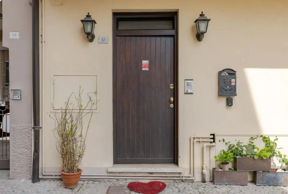 Apartment Affascinante Appartamento Nel Castello. Moniga del Garda