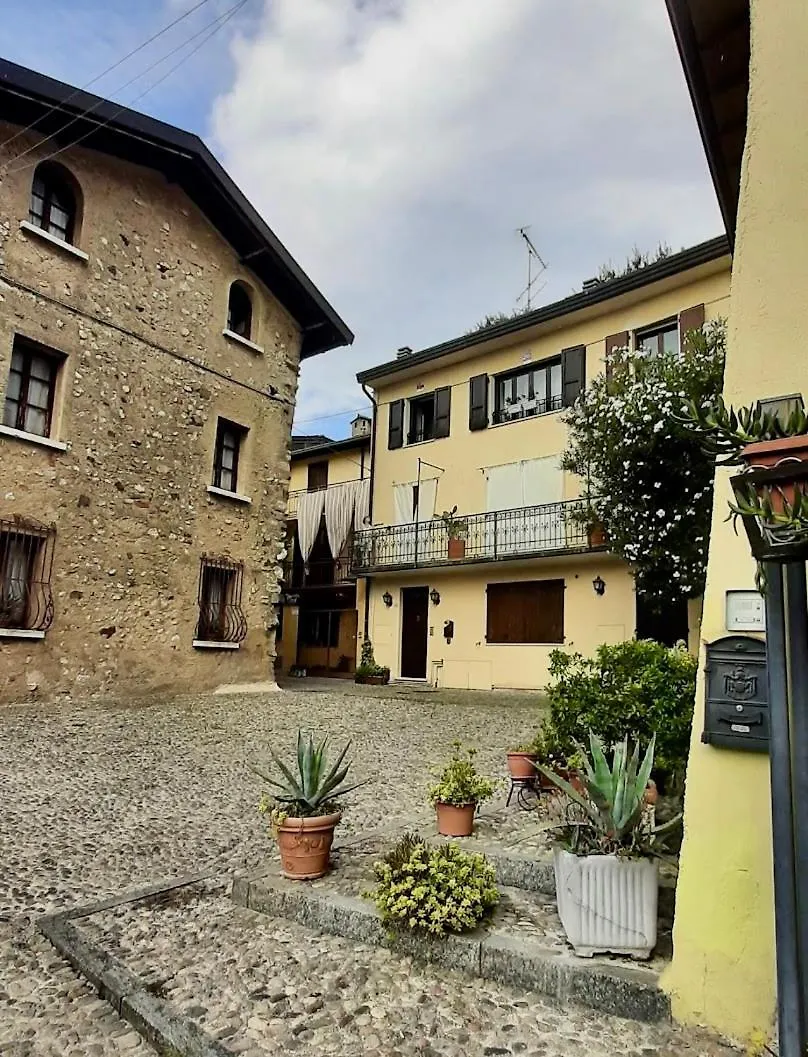 Apartment Affascinante Appartamento Nel Castello. Moniga del Garda Italy